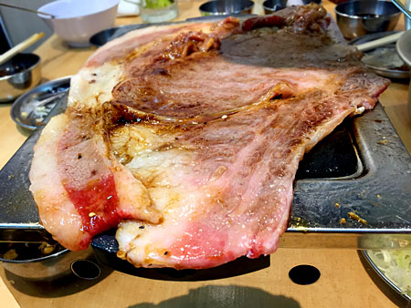 大阪焼肉・ホルモン ふたご 大名店:名物 黒毛和牛のはみ出るカルビ