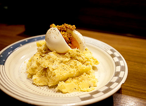 米と葡萄 信玄酒店：半熟卵と粒マスタードのポテサラ