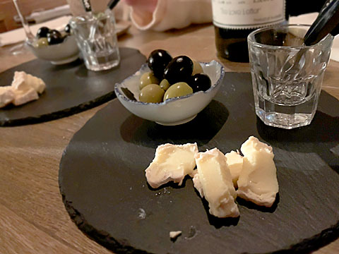 Yumekichi Wine(ユメキチワイン)：オリーブやチーズたち